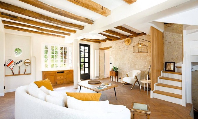 Vouvray House | Discover La Maison Berry: Poolside Bliss & High Ratings