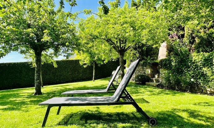 Equemauville House | La Maison Blanche du 10Honfleur, garden and private parking.