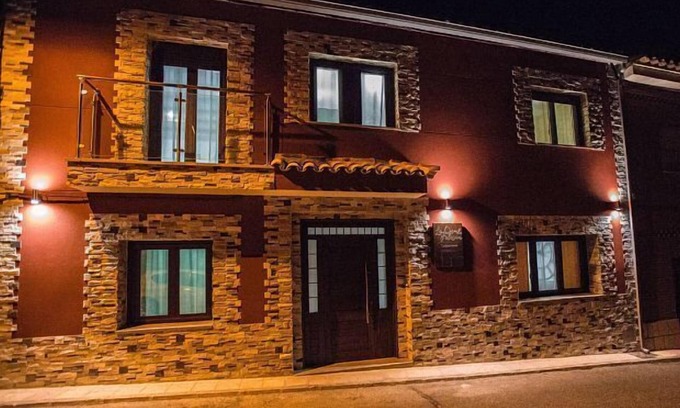 Pulgar House | Pet-Friendly Retreat: The House of Felisin for Two