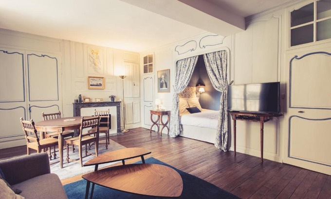 Poitiers Apartment | Elegant Escape at La Maison de la Liberté - Guest Rated 9.3