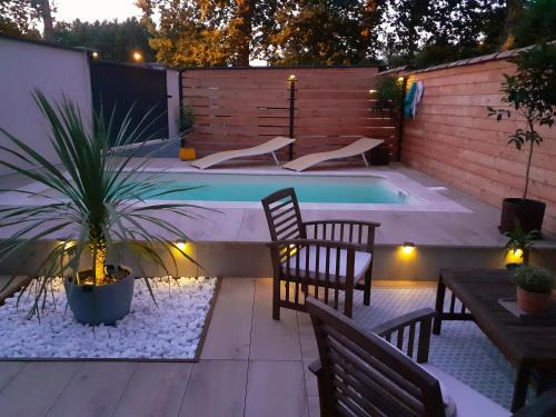 Carcassonne Bed & Breakfast | Experience La Maison de Mona: Oceanfront Bliss & Pool Access