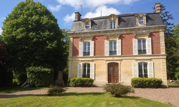 Silly-en-Gouffern House | Discover Family-Friendly Comfort at La Maison de Silly