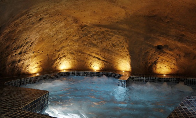 Cucuron House | Relax at La Maison des Seigneurs with Spa and Breakfast