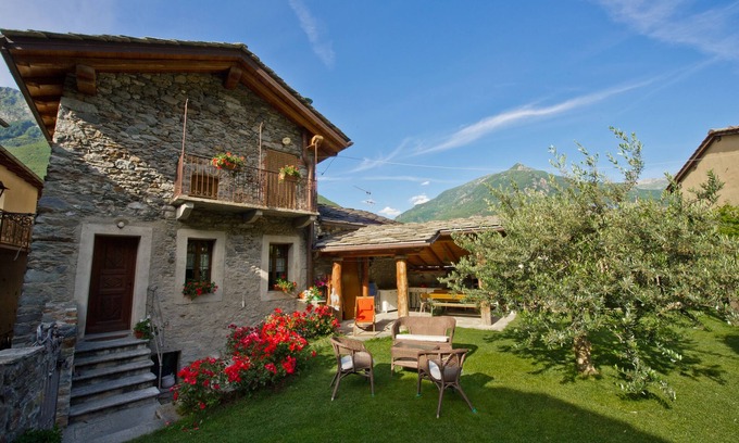 Grand Vert Bed & Breakfast | Guest-Favorite La Maison des Vignerons with Breakfast & Accessibility