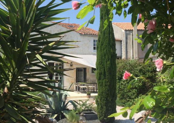 Thaire Bed & Breakfast | Unforgettable Oceanfront Escape at La Maison du Baloir