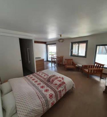 Bredannaz Apartment | Cozy Retreat at La Maison du Lac with Ocean Views