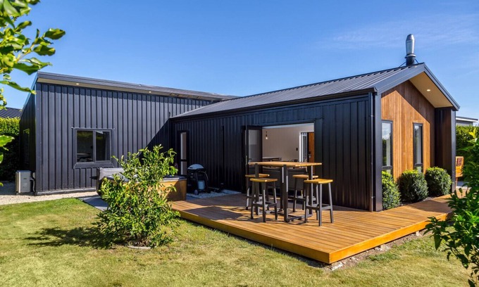 Martinborough House | Guest Rated 10/10: La Maison Noir with Pool & Spa