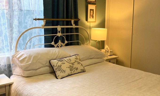 Wangaratta Bed & Breakfast | Wangaratta Township Oasis: Contactless B&B with Private Garden