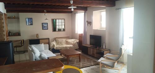 Tallard House | Charming Family Getaway at La maison sous le Château