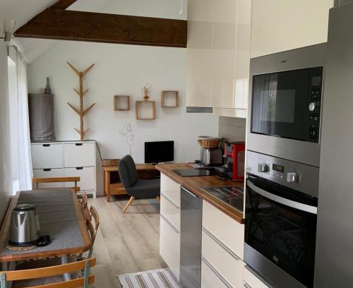 Senlis House | Delightful La Maisonnette: Child-Friendly Stay, 8.9/10 Rating