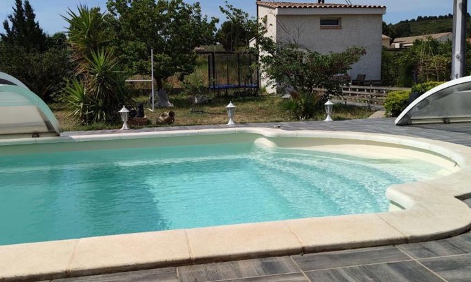 Nevian House | Relax at La Maisonnette du Jardin Narbonne with Ocean Views