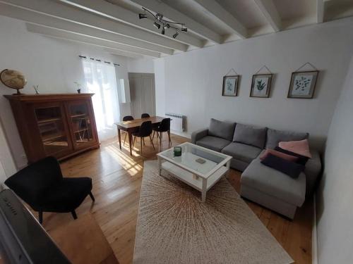 Doix-les-Fontaines House | Family-Friendly Retreat at La Maisonnette du Marais