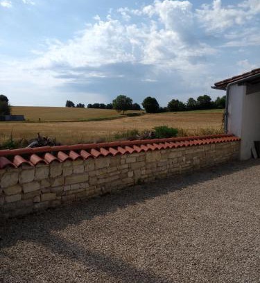 Les Adjots House | Cozy La Maisonnette: Family-Friendly Retreat with High Ratings