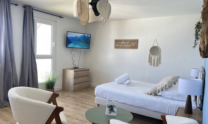 Port Apartment | La Marina Studio: Ensuite with Bath & Harbour View