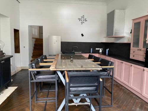 Epernay House | Pet-Friendly Retreat at La Menuiserie with Kitchen Amenities