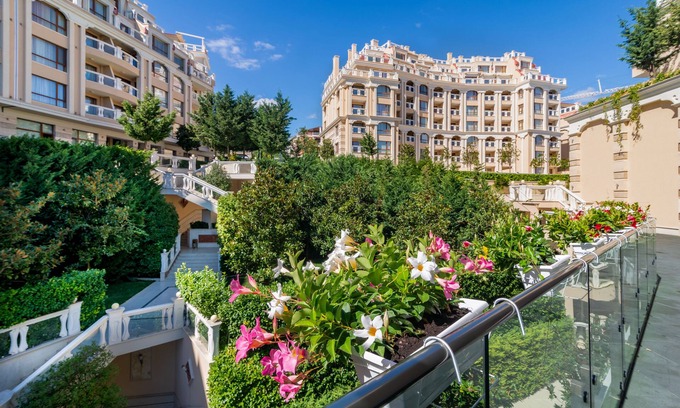 Golden Sands Apartment | Discover La Mer Apartcomplex with Kitchen & Breakfast Access