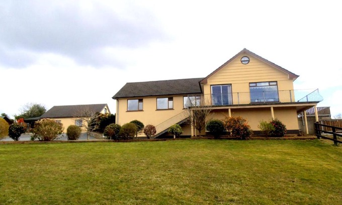 Ardnatrush Bed & Breakfast | Eco-Friendly Retreat at La Mirage B&B with Breakfast & Hot Tub