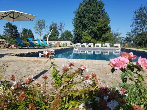 Rocchetta Tanaro Bed & Breakfast | Relax at La Morona: Family-Friendly with Pool & Hot Tub