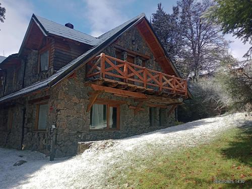 La Villa Ski Chalet | Cozy Chalet Cabin with Ocean View and Hot Tub Amenities