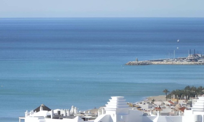 Torremolinos City Centre Apartment | La Nogalera Complex: Oceanfront Apartment with Free WiFi