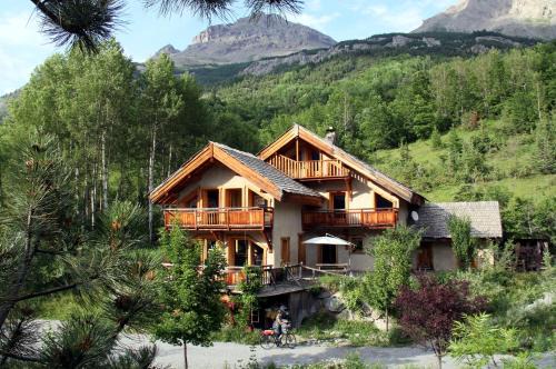Vallouise-Pelvoux Bed & Breakfast | Pet-Friendly Getaway at La Paille - Rated 9/10 by Guests