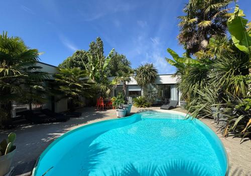 Vannes House | La Palmeraie: Oceanfront Getaway with Pool & Restaurant