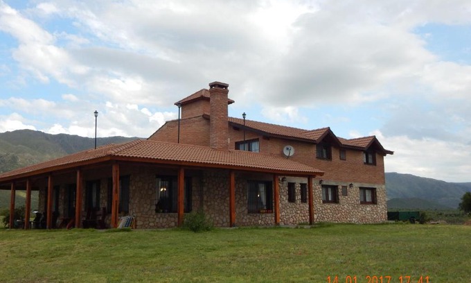 Chacabuco Department House | Highly Rated La Palmita: Family-Friendly with Hot Tub