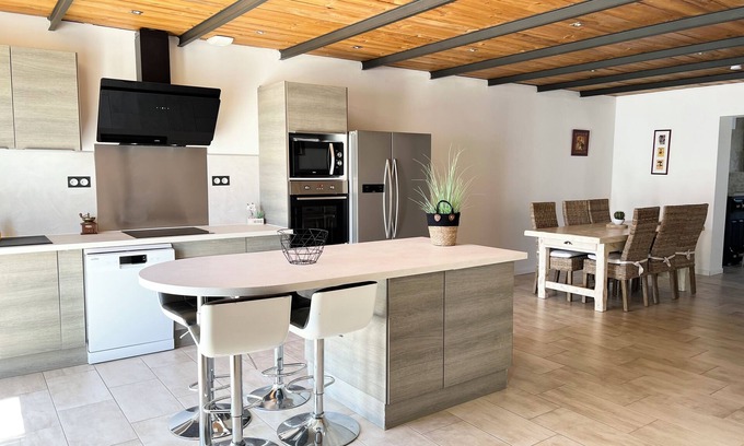 Arles House | Relaxing Retreat at La Parenthèse en Camargue with Spa & Hot Tub