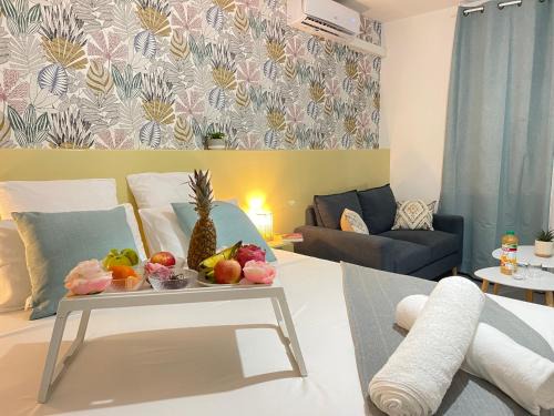 Remire Montjoly Apartment | Relax at La Parenthèse: Poolside and Beachfront Bliss