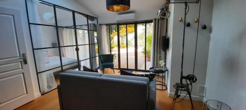 Fleurieu-sur-Saone Apartment | Indulge in La Parenthèse: Family-Friendly Garden Retreat