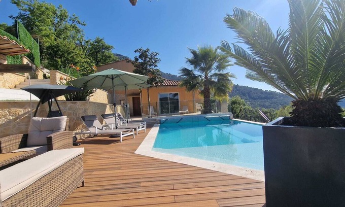 Tourrettes-sur-Loup Villa | La patchoulie Beautiful family villa with sea view, swimming pool and jacuzzi