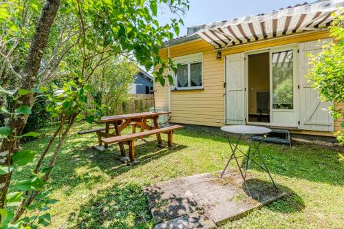 Mios House | Family-Friendly Getaway at La Patte D'oie - 8/10 Rated!