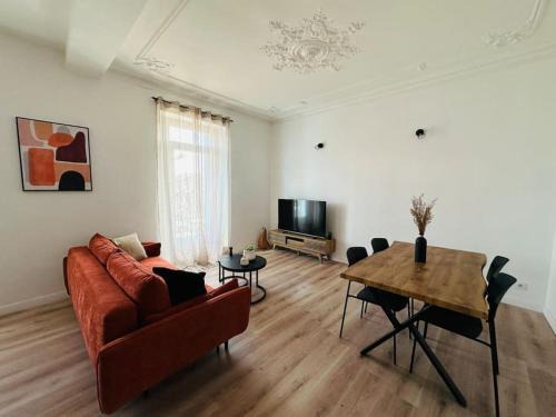 Le Teil Apartment | Ideal Family Retreat: Charmant Appartement T4 Awaits