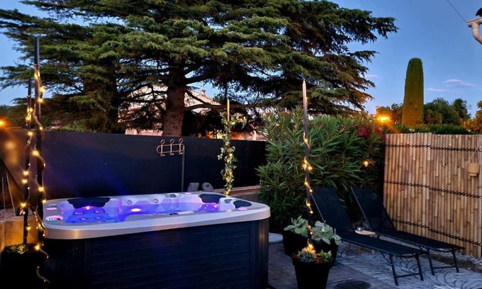 Cavaillon House | Relaxing Retreat at La Pause en Luberon with Spa & Views