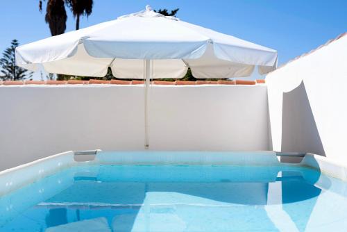 Los Gallos-Cerromolino House | La Perla: 4-Star Family-Friendly Hotel with a Pool