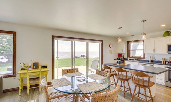 Oshkosh House | Discover 'La Petit Maison': Lakefront Oasis with Spa & Breakfast