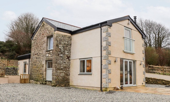 Saint Columb Major Cottage | Pet-Friendly LA PETIT MAISON with Cozy Open Fire in St Columb