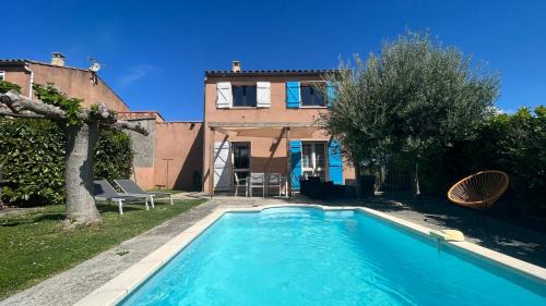 Villalbe House | Cozy Retreat at La Petite Chocolatine with Pool & Kitchen