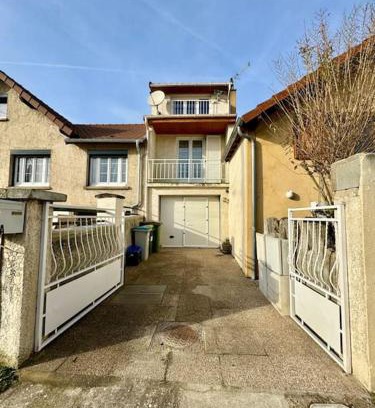 Jouars-Pontchartrain Apartment | Cozy La Petite Maison Chaleureuse de Jouars with Breakfast