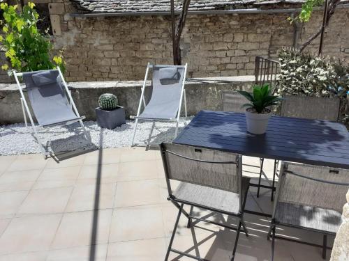 Saint-Chely-du-Tarn House | Relaxing Getaway at La Petite Maison d'Arnal with Ocean View