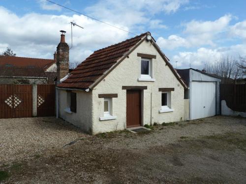 Salbris House | Charming La Petite Maison en Sologne: Pet-Friendly Retreat