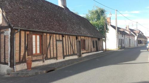Theillay House | Pet-Friendly Haven: La Petite Maison with Perfect Ratings
