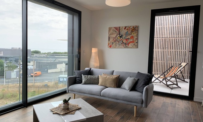 La Rochelle Apartment | Experience LA Petite Terrasse Lavoisier: Breakfast & Family-Friendly