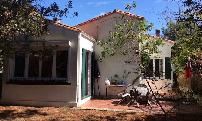 Ronce-les-Bains Villa | Cozy LA Petite Villa DU Bord DE MER: Family & Pet Friendly