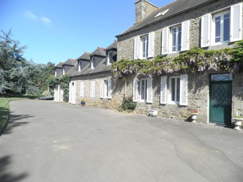 Begard House | Welcoming La Peupleraie: Family-Friendly & Relaxing Hot Tub