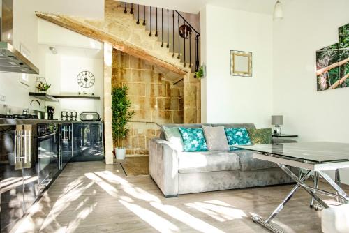 Vauvert House | Discover LA PIVOINE: Family-Friendly Stay with High Ratings