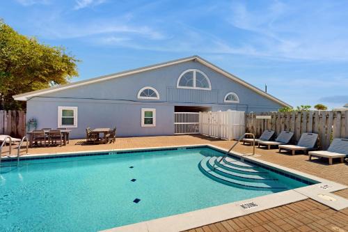 St. George Island Apartment | La Playita: Family-Friendly Fun with Poolside Relaxation