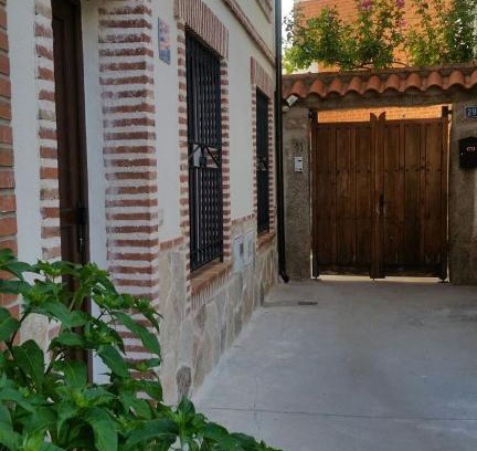 Navaluenga House | Elegant La Plazuela Navaluenga: Family-Friendly Retreat