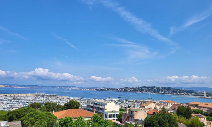 8th Arrondissement Apartment | Oceanfront Comfort at La Pointe Rouge with Stunning Views