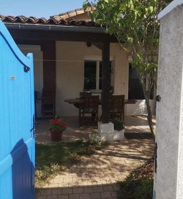 Vouneuil-sous-Biard House | Guest Rated 10/10 at La Porte Bleue with Breakfast Included